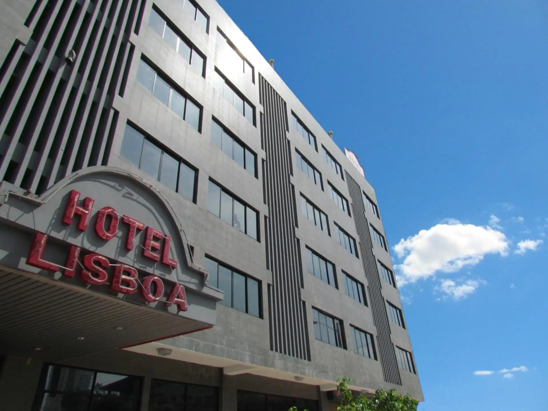 Fachada del Hotel Lisboa contra el cielo azul de Ciudad de Panamá