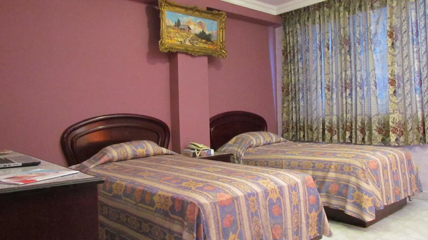 Habitación Twin del Hotel Lisboa — Para amigos o compañeros de viaje. Mismo confort que la doble, con dos camas separadas y vistas a la ciudad.